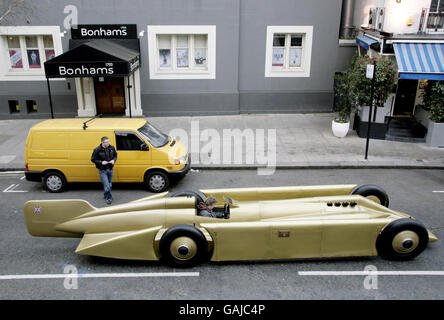 Der Golden Arrow, das Auto, mit dem Sir Henry Segrave 1929 den Geschwindigkeitsrekord gebrochen hat, kommt zur Lancierung des Segrave Club, eines privaten Mitgliedsclubs, der Zugang zu Supersportwagen bietet, in Knightsbridge, London. Stockfoto