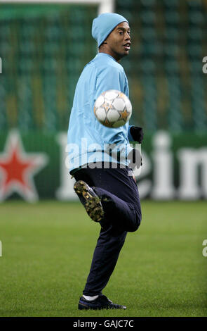 Barcelona Spieler Ronaldhino während einer Trainingseinheit im Celtic Park, Glasgow. Stockfoto