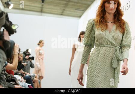 Ein Model trägt ein Jojovich Hawk Kleid mit Camilla Dietz Bergeron Schmuck, bei der Tribute to Diamonds and Fashion on the Red Carpet Fashion Show anlässlich der Oscars, die im Chateau Marmont in Los Angeles stattfand. Stockfoto