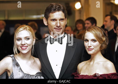 DIE US-Schauspieler Natalie Portman (Right und Scarlett Johansson Eric Bana (C) nehmen an der königlichen Filmpremiere von „The Other Boleyn Girl“ im Odeon, Leicester Square, im Zentrum von London, Teil, die dem Cinema and Television Benevolent Fund zugute kommt. Stockfoto