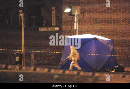 Polizei-forensische Beamte am Ort eines Messer-Vorfalls in Invermore Place in Woolwich, im Südosten Londons, wo heute ein junger Mann starb. Stockfoto