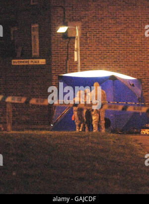 Polizei-forensische Beamte am Ort eines Messer-Vorfalls in Invermore Place in Woolwich, im Südosten Londons, wo heute ein junger Mann starb. Stockfoto