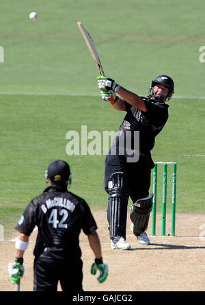 Der Neuseeländer Jesse Ryder trifft den Ball für 6 Läufe während des Fourth One Day International Spiels im McLean Park, Napier, Neuseeland. Stockfoto