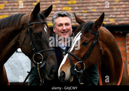 Trainer Paul Nicholls mit Denman (links) und Kauto Star (rechts) in seinem Stall in Ditcheat, Somerset. Stockfoto