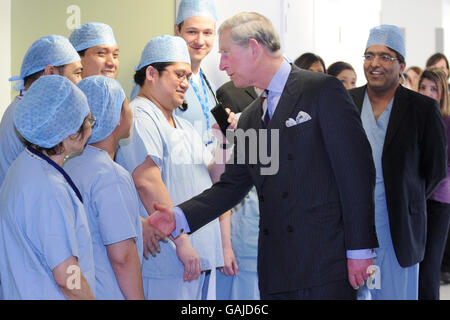 Der Prinz von Wales trifft das chirurgische Personal im wiederaufgebauten Central Middlesex Hospital in London, das heute offiziell vom Prinzen wiedereröffnet wurde. Stockfoto