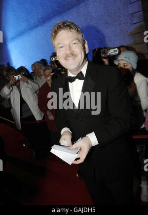 Schauspieler und Regisseur Kenneth Branagh besucht die Weltpremiere seines Films Alien Love Triangle im winzigen La Charrette Cinemanear Swansea. Stockfoto