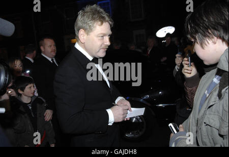 Schauspieler und Regisseur Kenneth Branagh besucht die Weltpremiere seines Films Alien Love Triangle im winzigen La Charrette Cinemanear Swansea. Stockfoto