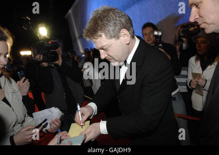 Schauspieler und Regisseur Kenneth Branagh besucht die Weltpremiere seines Films Alien Love Triangle im winzigen La Charrette-Kino bei Swansea. Stockfoto