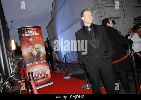 Mark Kermode präsentiert die Culture Show, als er an der Weltpremiere seines Films Alien Love Triangle im winzigen La Charrette-Kino Swansea teilnimmt. Stockfoto