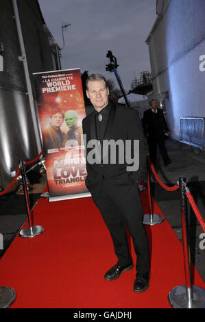 Mark Kermode präsentiert die Culture Show, als er an der Weltpremiere seines Films Alien Love Triangle im winzigen La Charrette-Kino Swansea teilnimmt. Stockfoto