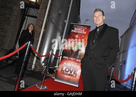 Mark Kermode präsentiert die Culture Show, als er an der Weltpremiere seines Films Alien Love Triangle im winzigen La Charrette-Kino Swansea teilnimmt. Stockfoto