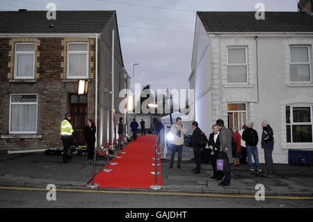 Weltpremiere und letzter Vorhang für das kleinste Kino - Swansea. Das kleine La Charrette-Kino in der Nähe von Swansea bereitet sich auf die Weltpremiere von Alien Love Triangle vor. Stockfoto