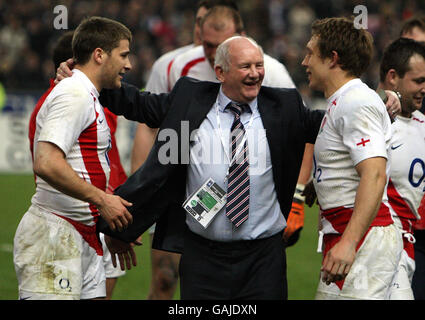 Briasn Ashton feiert den Sieg Englands mit Richard Wigglesworth und Jonny Wilkinson während des RBS 6 Nations-Spiels im Stade de France, Paris. Stockfoto