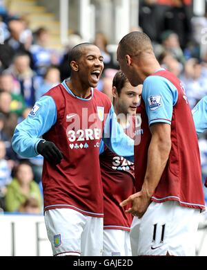 Fußball - Barclays Premier League - Reading / Aston Villa - das Madejski-Stadion. Ashley Young von Aston Villa feiert das erste Tor des Spiels mit Teamkollege Gabriel Agbonlahor Stockfoto