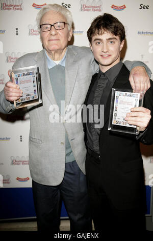 Peter Shaffer (links, mit seiner Auszeichnung für das 'Best Play Revival') und Daniel Radcliffe ('London Newcomer'), beide für Equus, bei den Theatergoers' Choice Awards 2008 Whatsonstage.com im Lyric Theatre im Zentrum von London. Stockfoto