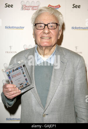 Peter Shaffer erhält seinen Preis für das „Best Play Revival“ für Equus während der Theatergoers' Choice Awards 2008 Whatsonstage.com im Lyric Theatre im Zentrum von London. Stockfoto