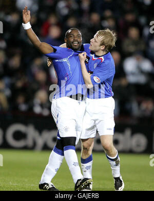 Jean Claude Darcheville (l) der Rangers feiert mit Steven Naismith während des Clydesdale Bank Premier League-Spiels im Tynecastle Stadium. Stockfoto