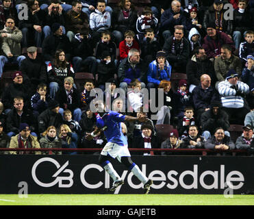 Jean Claude Darcheville der Rangers feiert sein zweites Tor während des Spiels der Clydesdale Bank Premier League im Tynecastle Stadium, Edinburgh. Stockfoto