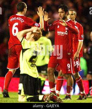 Emanuel Pogatetz und Mido von Middlesbrough feiern ihren Mannschaftssieg nach dem 5. Replay-Spiel des FA Cup im Riverside Stadium in Middlesbrough. Stockfoto