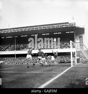 George Graham (l) von Arsenal versucht, einen Header über die Schleife zu führen Everton-Torwart Andy Rankin (r) vor Evertons Henry Newton (c) Kann abfangen Stockfoto