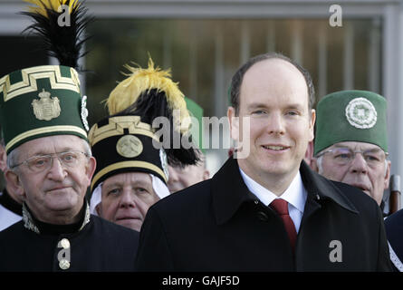 Prinz Albert II. Von Monaco, rechts, wird am Donnerstag, den 28. Februar 2008 in Freiberg, Ostdeutschland, von einem Ehrengarde begrüßt, der als traditionelle Bergleute gekleidet ist, bevor er seinen Besuch bei der SolarWorld-Firma beginnt. Prinz Albert ist auf einem eintägigen Besuch im ostdeutschen Bundesland Sachsen. (AP-Foto/Matthias Rietschel) Stockfoto