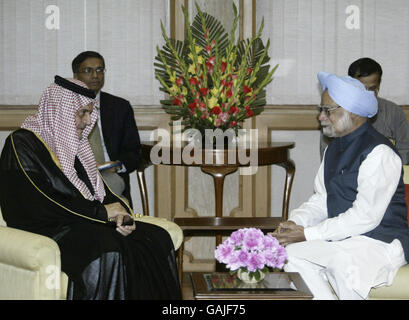 Saudi-Außenminister Prinz Saud Al-Faisal, links, trifft sich mit dem indischen Premierminister Manmohan Singh, rechts, in dessen Residenz in Neu-Delhi, Indien, Donnerstag, 28. Februar 2008. (AP Photo/Mustafa Quraishi) Stockfoto