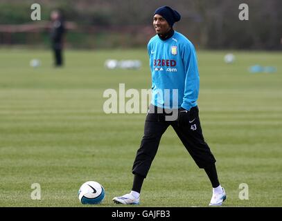 Fußball - Barclays Premier League - Aston Villa Training - Bodymoor Heath. Ashley Young von Aston Villa während des Trainings Stockfoto