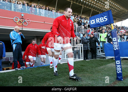 Der Engländer Steve Borthwick führt sein Team während des RBS 6 Nations-Spiels im Stadio Flaminio, Rom, Italien. Stockfoto