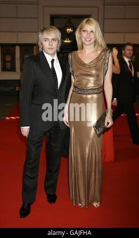 Nick Rhodes aus Duran Duran und sein Partner Meredith Ostrum kommen für die Orange British Academy Film Awards (BAFTAs) 2008 im Royal Opera House in Covent Garden, im Zentrum von London. Stockfoto