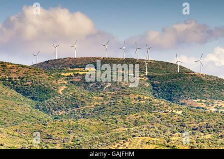 Windkraftanlagen auf den Hügeln auf Euböa in Griechenland. Stockfoto