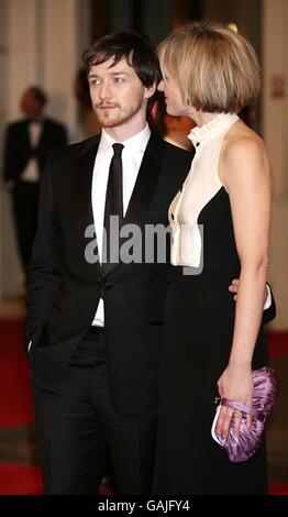 James McAvoy und seine Frau Anne Marie Duff kommen für die 2008 Orange British Academy Film Awards (BAFTAs) im Royal Opera House in Covent Garden im Zentrum von London an. Stockfoto