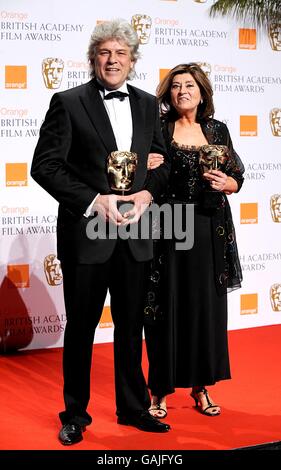 Jan Archibald und Didier Lavergne erhalten den Preis für Haare und Make-up während der Orange British Academy Film Awards (BAFTAs) 2008 im Royal Opera House in Covent Garden, im Zentrum von London. DIE VERÖFFENTLICHUNG DIESES BILDES UND DER GEWINNER-ERGEBNISSE, UNABHÄNGIG VOM MEDIUM, OB IN PRINT, RUNDFUNK ODER ONLINE, UNTERLIEGT BIS SONNTAG, 10. FEBRUAR 2008, 2100:00 UHR MEZ EINEM STRENGEN EMBARGO. Stockfoto