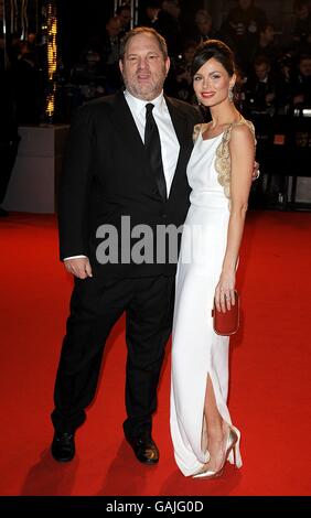 Harvey Weinstein und seine Frau Georgina Chapman kommen zu den Orange British Academy Film Awards (BAFTAs) 2008 im Royal Opera House in Covent Garden, im Zentrum von London. Stockfoto