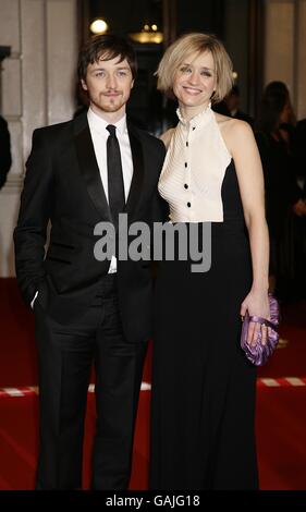 James McAvoy und seine Frau Anne Marie Duff kommen für die 2008 Orange British Academy Film Awards (BAFTAs) im Royal Opera House in Covent Garden im Zentrum von London an. Stockfoto