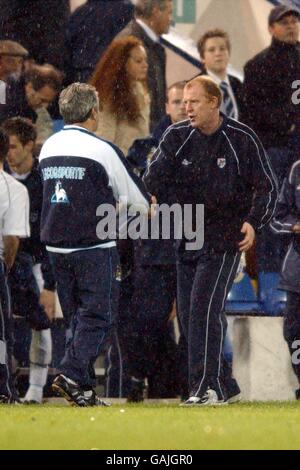 Fußball - FA Barclaycard Premiership - West Bromwich Albion / Manchester City. Kevin Keegan, Manager von Manchester City, schüttelt dem West Bromwich Albion Manager Gary Megson beim Schlusspfiff die Hand Stockfoto