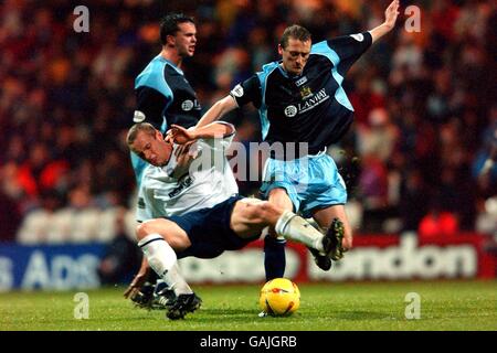 Fußball - Nationwide League Division One - Preston North End gegen Burnley. l-r; Paul McKenna von Preston North End wird von Tony Grant von Burnley angegangen Stockfoto