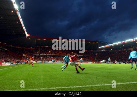 Sturmwolken ziehen über das Valley, wo Charlton Athletic spielt, während Charlton Sunderland spielt Stockfoto