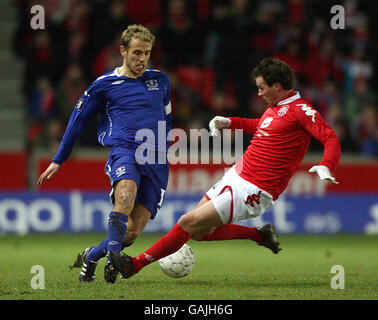 Fußball - UEFA Cup - Runde der 32. Runde - SK Brann gegen Everton - Brann Stadion. Phil Neville von Everton und Thorstein Helstad von SK Brann kämpfen während des UEFA-Cup-Spiels im Brann Stadium, Bergen, Norwegen, um den Ball. Stockfoto