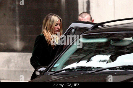 Heather Mills verlässt den High Court, wo sie das Scheidungsverfahren mit Sir Paul McCartney fortsetzt. Stockfoto