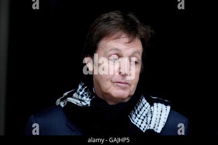 Sir Paul McCartney verlässt den High Court, wo er das Scheidungsverfahren mit Heather Mills fortsetzt. Stockfoto