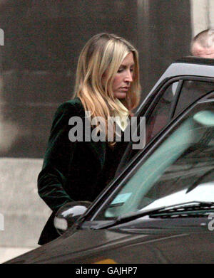 Heather Mills verlässt den High Court, wo sie das Scheidungsverfahren mit Sir Paul McCartney fortsetzt. Stockfoto