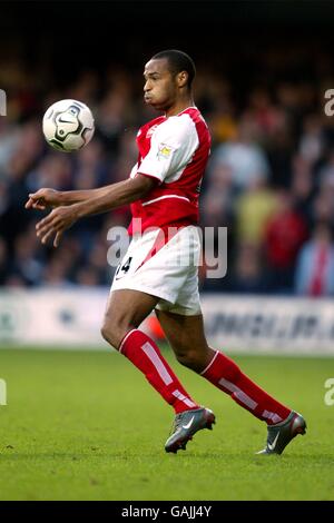 Fußball - FA Barclaycard Premiership - Fulham / Arsenal. Thierry Henry von Arsenal in Aktion Stockfoto