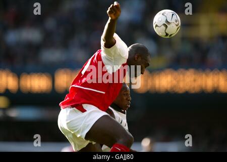 Fußball - FA Barclaycard Premiership - Fulham / Arsenal. Sol Campbell von Arsenal steht an der Spitze des Balls Stockfoto