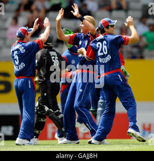 Der englische Stuart Broad (Mitte) feiert das Dickicht des neuseeländischen Scott Styris während der dritten ODI im Eden Park, Auckland, Neuseeland. Stockfoto