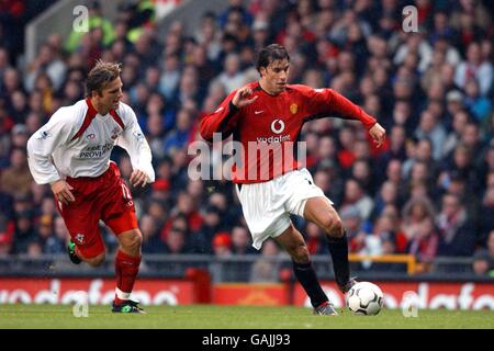 Fußball - FA Barclaycard Premiership - Manchester United / Southampton. Ruud van Nistelrooy (r) von Manchester United tritt gegen anders Svensson von Southampton an Stockfoto