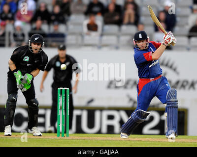 Cricket - Third One Day International - Neuseeland - England - Eden Park. Beim dritten One Day International-Spiel im Eden Park, Auckland, Neuseeland, trifft der englische Ian Bell 4 Läufe lang auf den Ball. Stockfoto