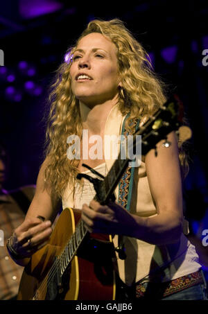 Sheryl Crow spielt live auf der Bühne der Scala in Kings Cross im Zentrum von London. Stockfoto