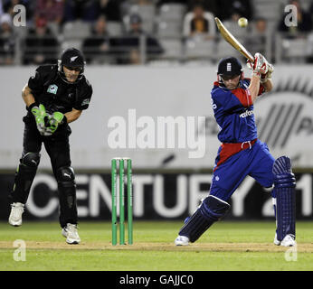 Cricket - Third One Day International - Neuseeland - England - Eden Park. Beim dritten One Day International Spiel im Eden Park, Auckland, Neuseeland, trifft der Engländer Paul Collingwood 4 Läufe lang den Ball. Stockfoto