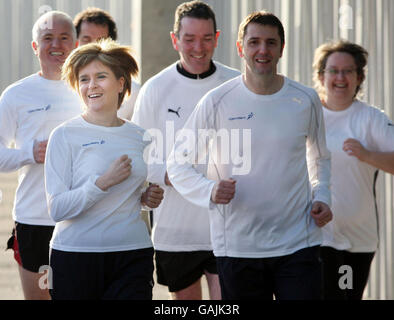 Kabinettsekretärin für Gesundheit und Wohlbefinden Nicola Sturgeon (links) unterstützt die Initiative jogscotland für gesundes Leben durch die Teilnahme an einem jogscotland-Training. Holyrood Park, Edinburgh. Stockfoto