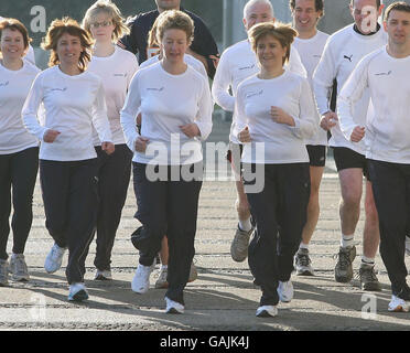 Die Kabinettsministerin für Gesundheit und Wohlbefinden Nicola Sturgeon (rechts) und die Ministerin für öffentliche Gesundheit Shona Robison (Mitte) unterstützen die Initiative für gesundes Leben jogscotland durch die Teilnahme an einem jogscotland-Training. Holyrood Park, Edinburgh. Stockfoto